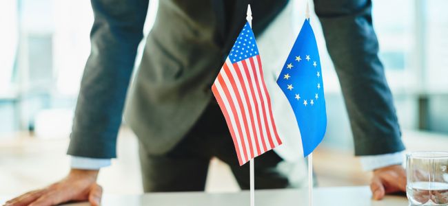 Image deux drapeaux un am&eacute;ricain et un europeen