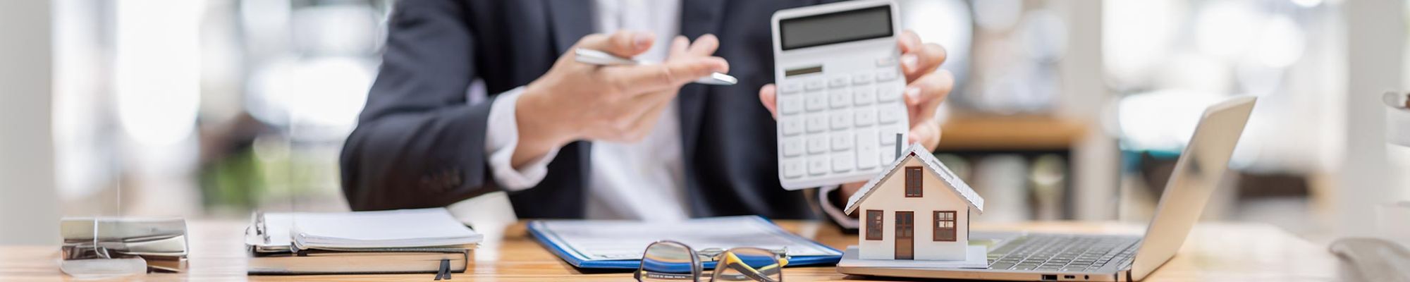 maison avec un homme d'affaires signe un contrat d'achat ou un pr&ecirc;t pour une assurance habitation d'achat