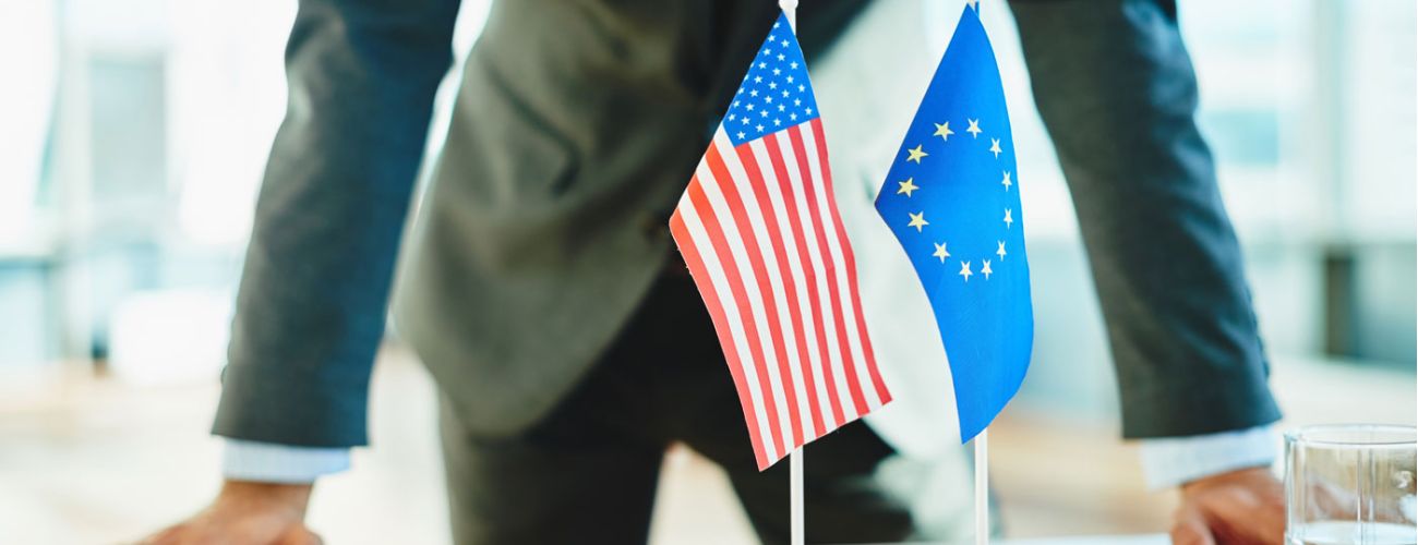 Image deux drapeaux un américain et un europeen